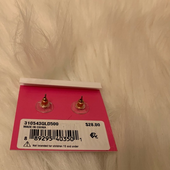 Betsey Johnson Mismatched Leaf Earrings- NWT - Picture 7 of 7